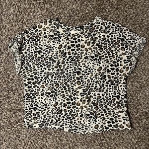 Cheetah print cropped tee from Buckle with pocket